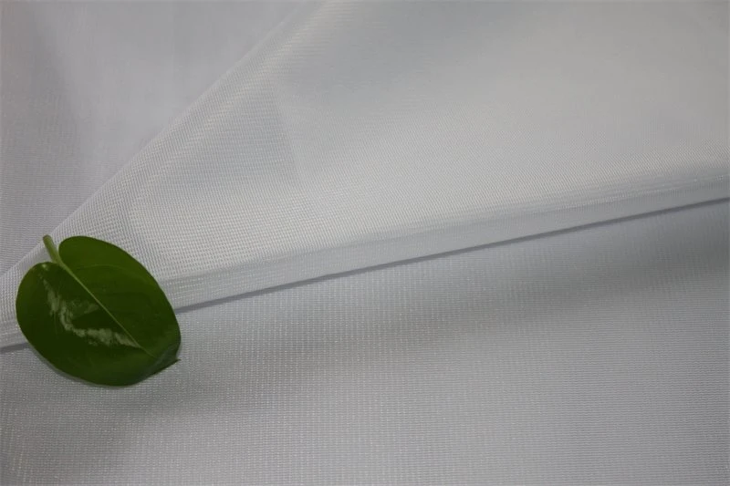 Tissu avec des bannières et des drapeaux