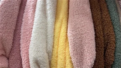 Tissu en peluche avec des peluches